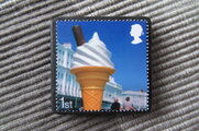 イギリス　「浜辺のそばで」切手ブローチ10506