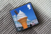 イギリス　「浜辺のそばで」切手ブローチ10506