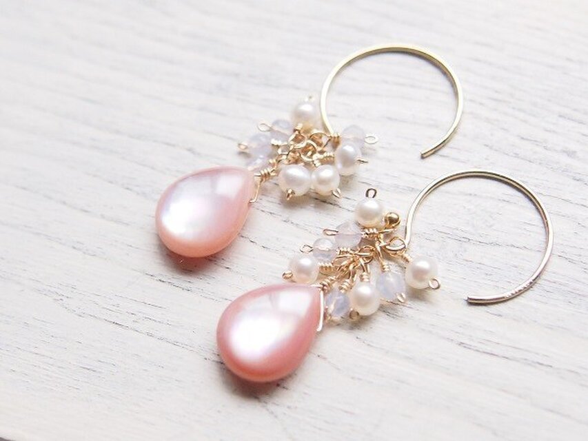 ピンクシェルのブーケピアス（14kgf）／イヤリング