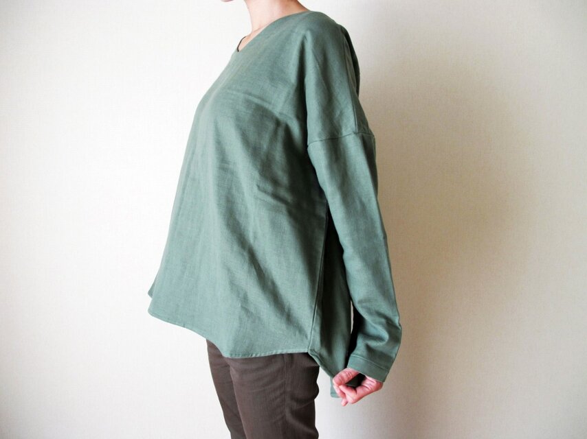 3重ガーゼ（綿100%）のVネックシャツ（スモーキーグリーン）