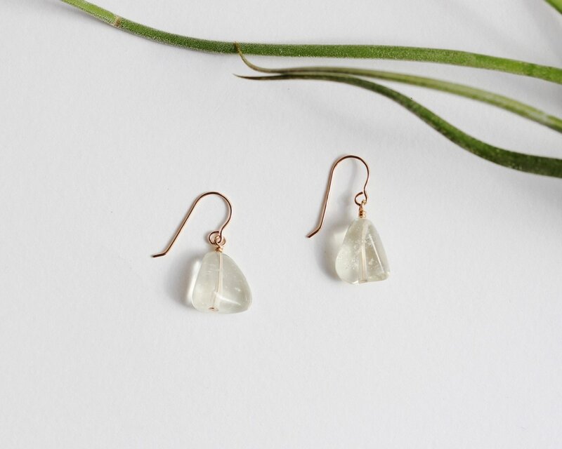 【14kgf】稀少石・リビアングラスのピアス