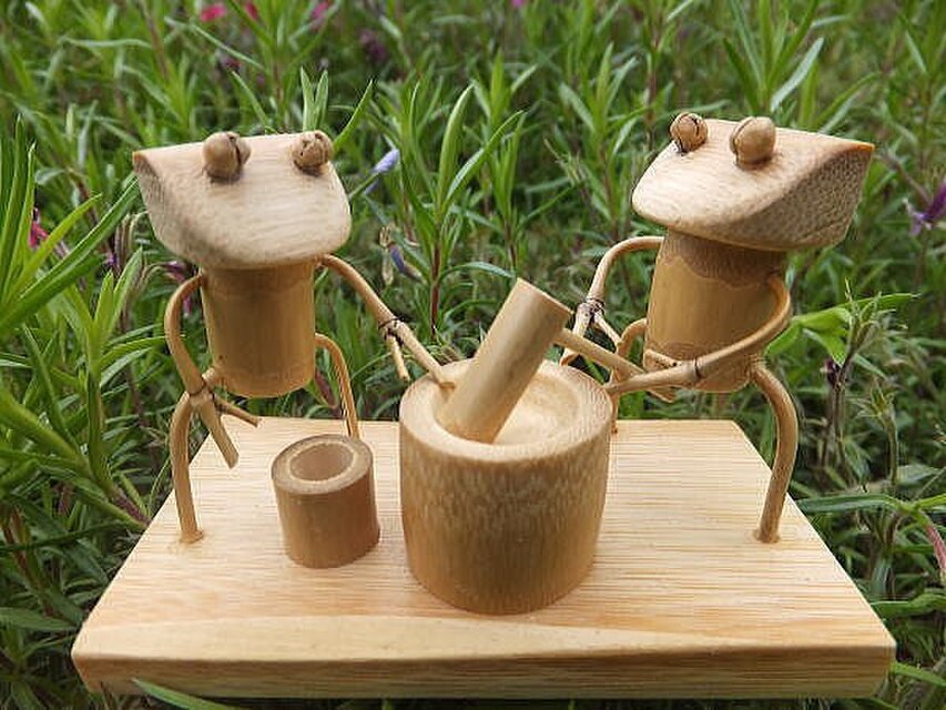 竹細工～カエルの餅つき | iichi 日々の暮らしを心地よくする 