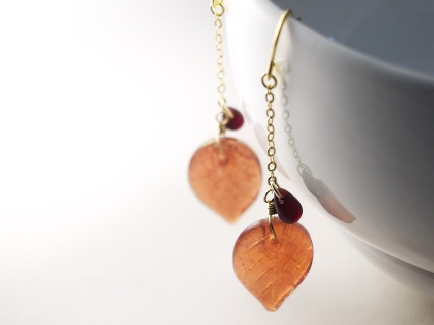 チェコガラスの葉っぱピアス　ちょっとロング