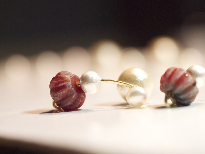 **white&red X'mas** パールと古代カーネリアンのピアス-C