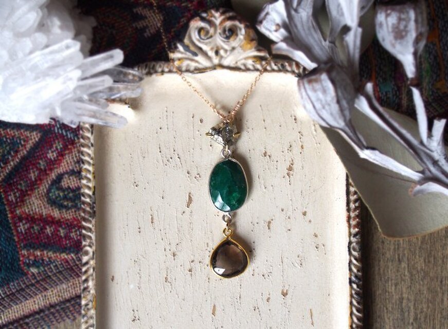 エメラルドとスモーキークォーツのネックレス