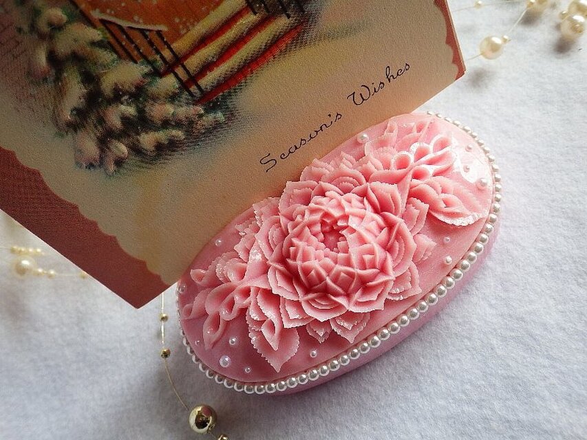 雪の結晶カードスタンド。ソープカービング