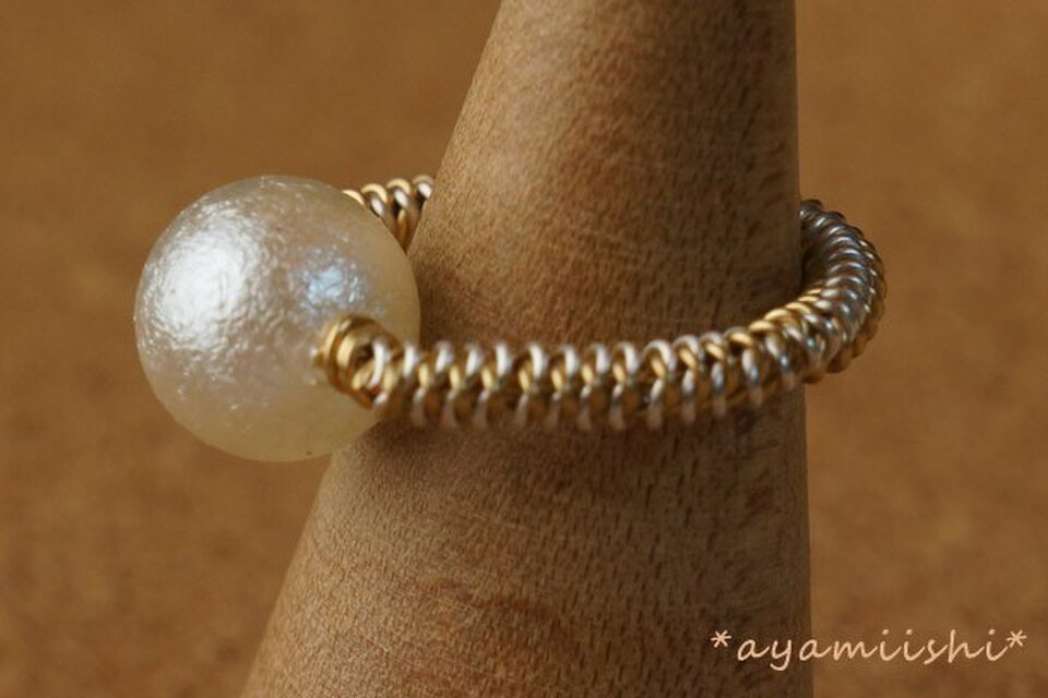 ２色ワイヤーのコイルリング（エアパールホワイト）中