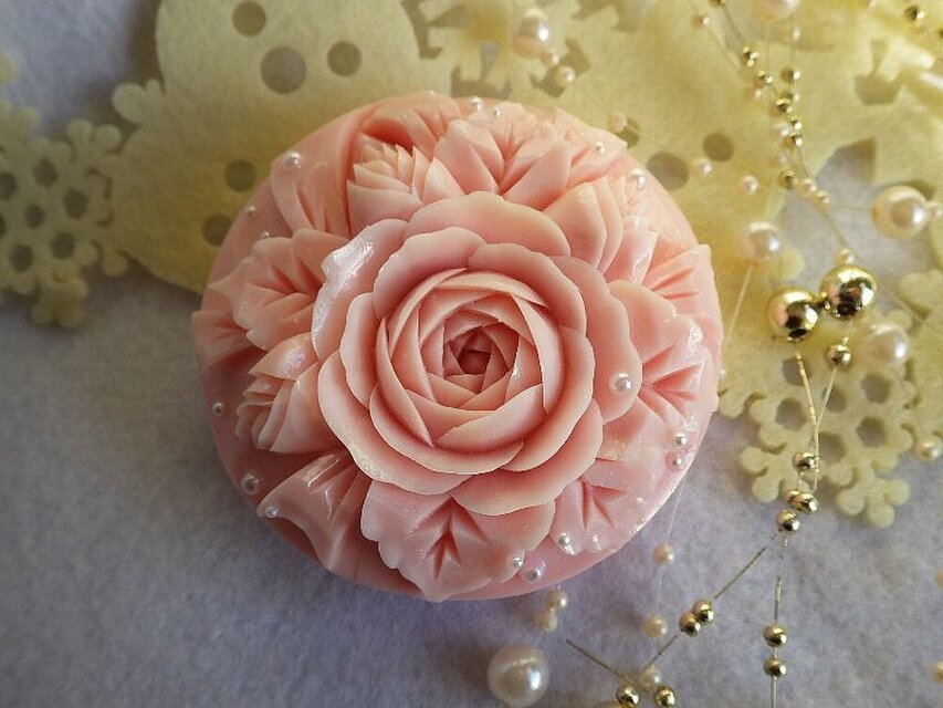 バラとリボン。ソープカービング