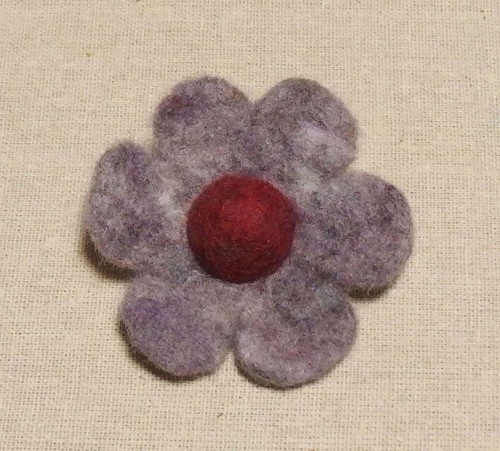 羊毛フェルトの軽いブローチ