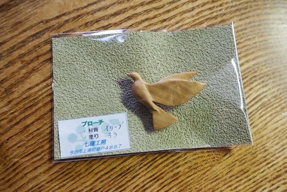 鳩（ハト）のブローチ オリーブ材 | iichi 日々の暮らしを心地よくする