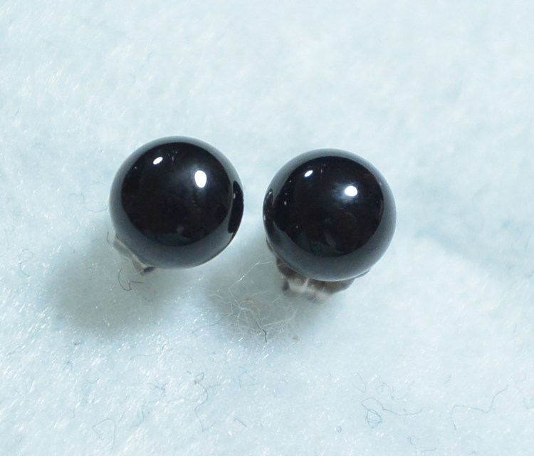 ブラックオニキスのスタッドピアス（6mm・チタンポスト）
