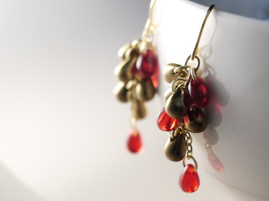 チェコ小粒ドロップのじゃらじゃらピアス 金あか