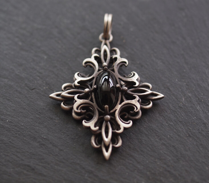 黒のペンダントヘッド