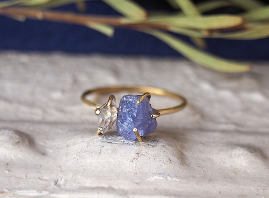 原石のタンザナイトとダイヤモンドクォーツのリング