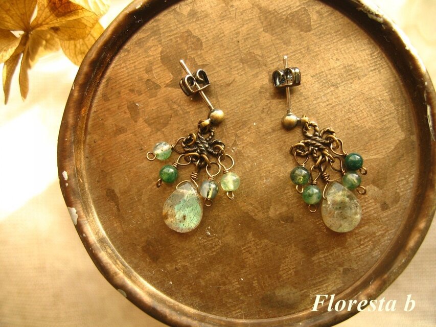 ラブラドライトとモスアゲートのピアス