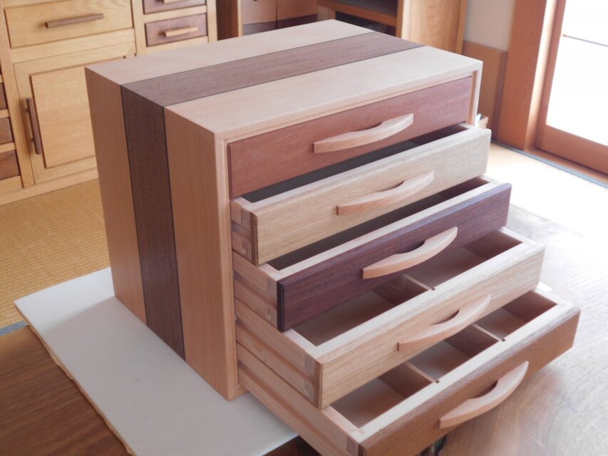 無垢材で作った5段の引き出し | iichi 日々の暮らしを心地よくする