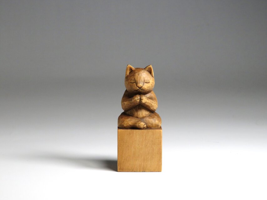 木彫り　合掌猫　蜜蝋仕上げ　猫仏1703