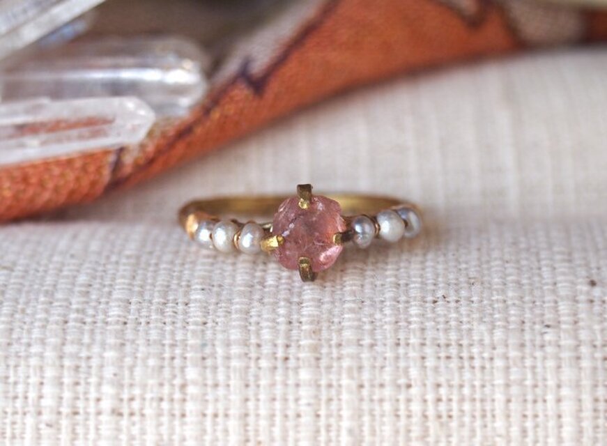 原石のピンクスピネルとグレーパールのリング