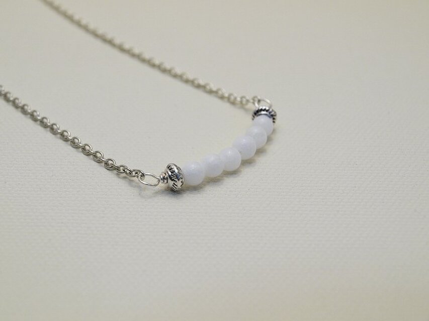 ❧６粒のネックレス❧  シンプルカラーが大人で素敵なネックレスです　ホワイト