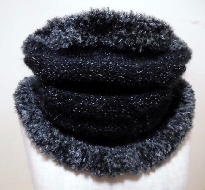 フードにもなるネックウォーマー（黒系）