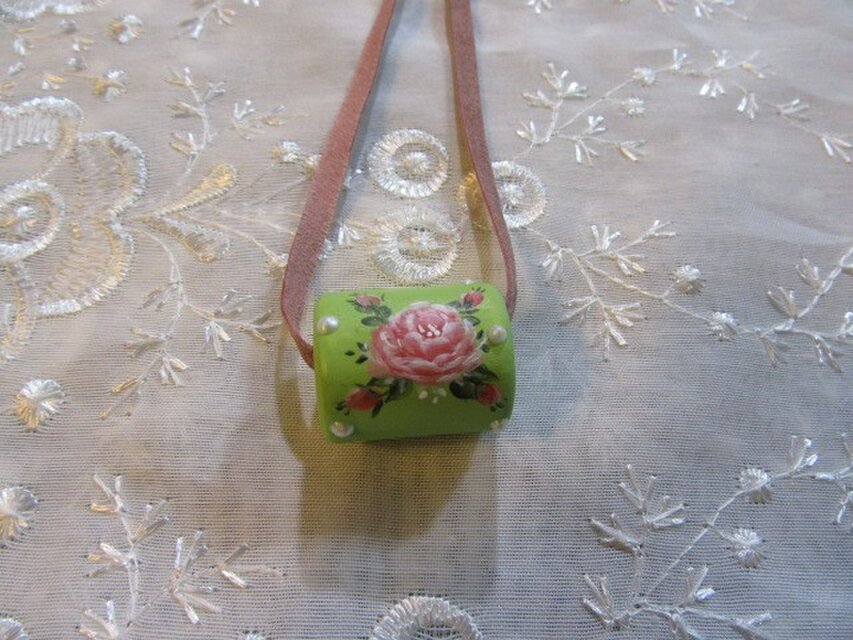 ウッドビーズ手描きペンダント・ピンクローズ