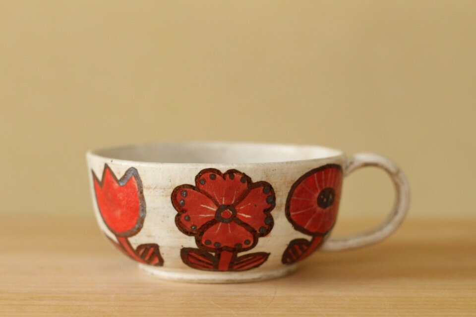 粉引き赤いお花のどでかスープカップ。
