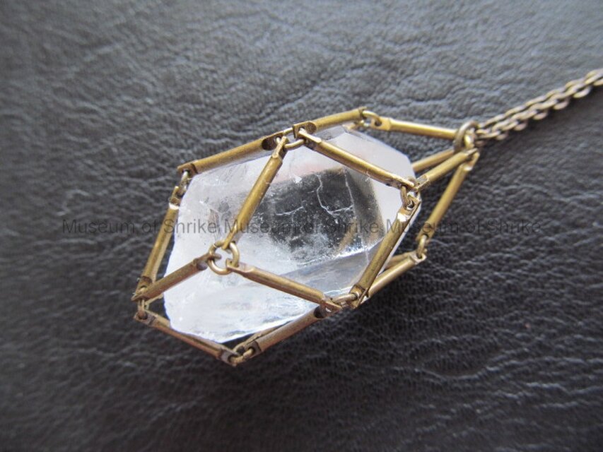 Iceland[アイスランド]一点物クリスタルクォーツ水晶の原石入りコクーンペンダントネックレスAG