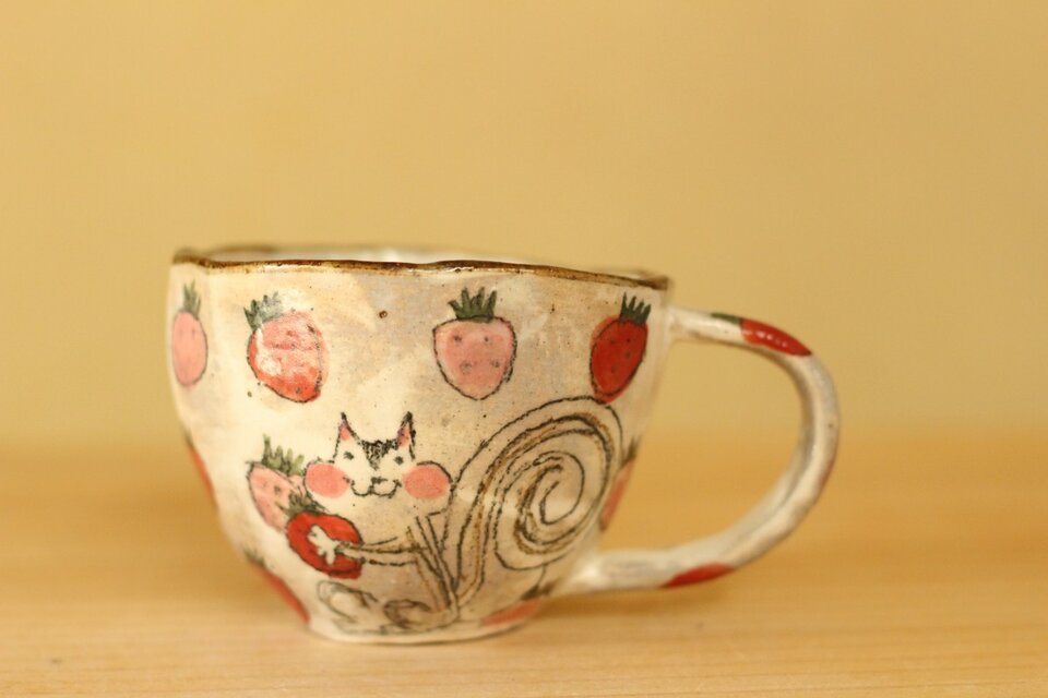 粉引き手びねりいちごととりすのカップ。