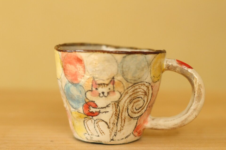 粉引き手びねりカラフルドットとりすのカップ。