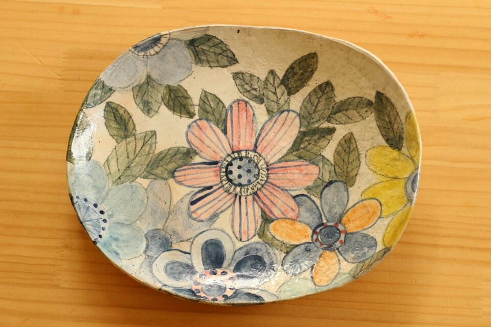 粉引きカラフルおはなのオーバルプレート。