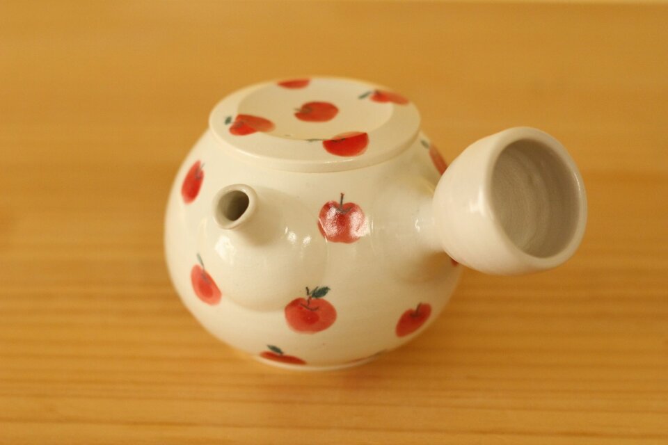 粉引きりんごいっぱいの急須。