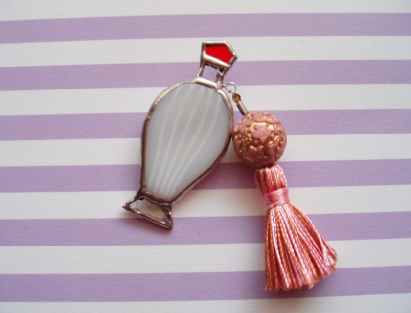 香水瓶のブローチ