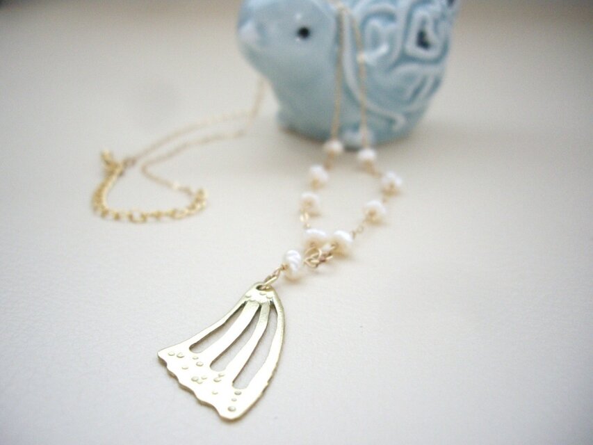 蝶の羽とパールのゴールドのネックレス　真鍮　ゴールドフィルド