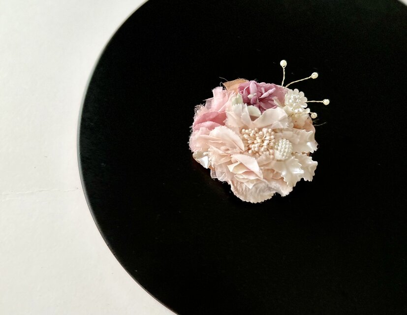 オーガンジーフラワーのコサージュ