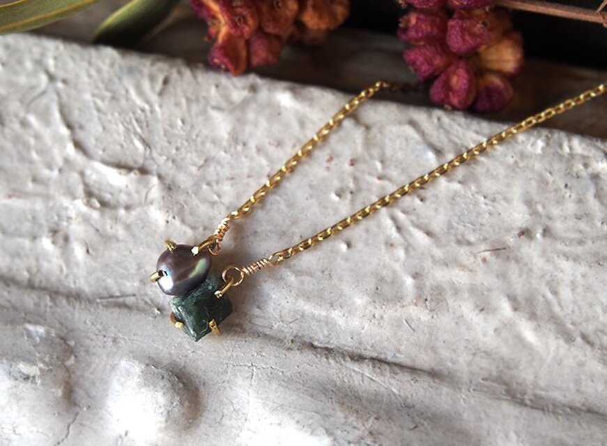 原石のグリーントルマリンとグレーパールのネックレス