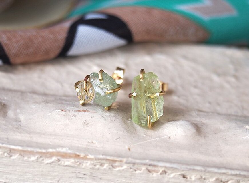 原石のエメラルドとダイヤモンドクォーツのピアス