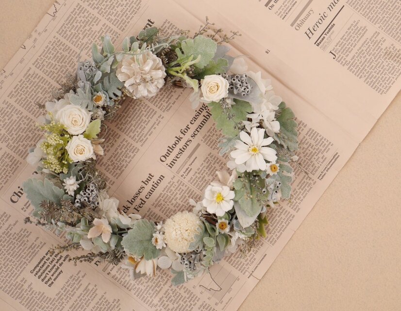 白い花々のグレイッシュリース
