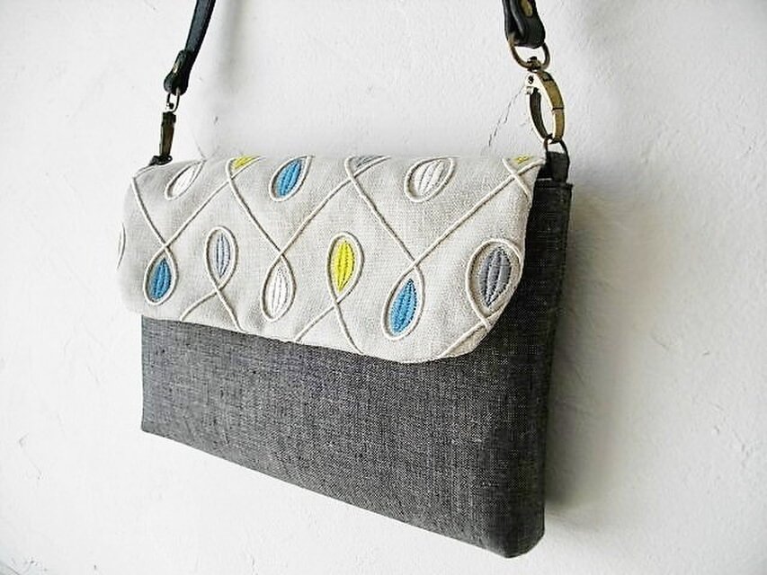 イギリス刺繍生地&黒ダンガリーリネンフラップバッグ