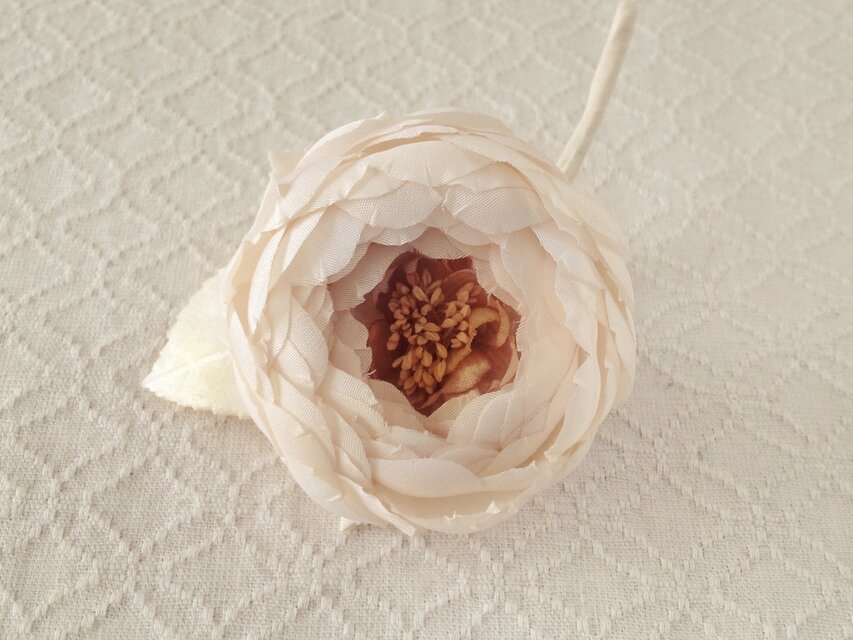 染め花のバラコサージュ(中輪・オフホワイト)