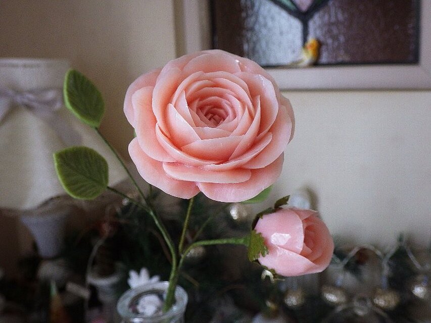 一輪ざしにバラいちりん。ソープカービング