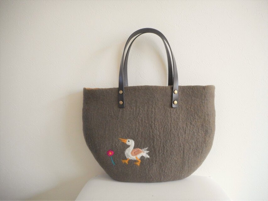 クマとアヒル刺繍トートバッグ クマとアヒル刺繍トートバッグ フラミンゴとこっそりアヒルバッグ