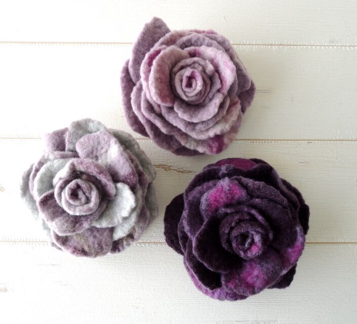 フェルトのコサージュ　＊ローズメリア＊全３色＊