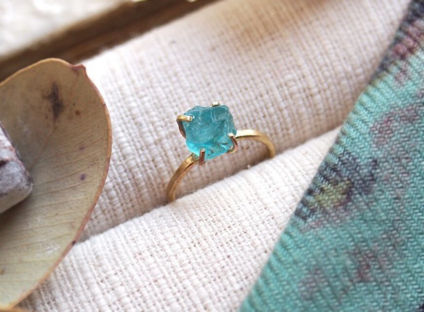 [一点物]原石のブルーアパタイトのリング