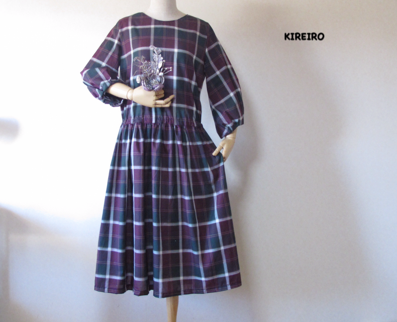 タータンチェックのバルーン袖ワンピース