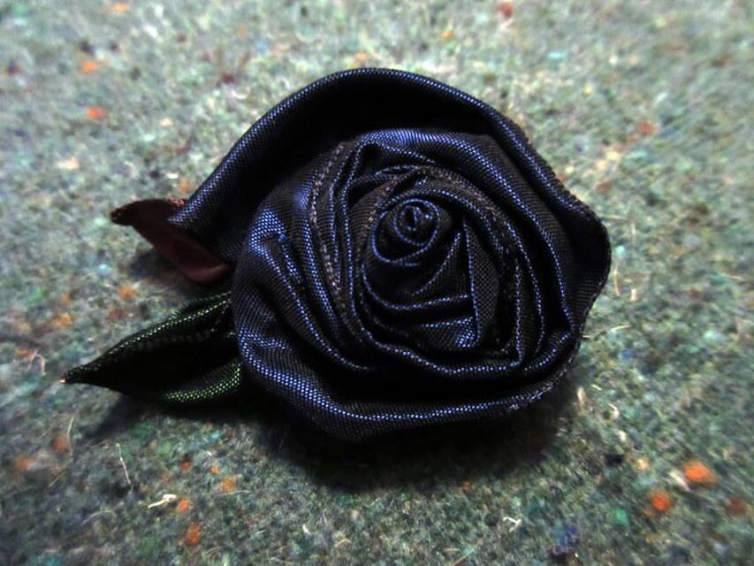 巻ばらのブローチ