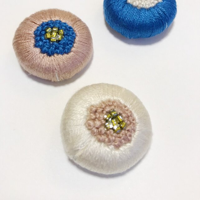 刺繍くるみボタンヘアゴム【白×ベージュ】