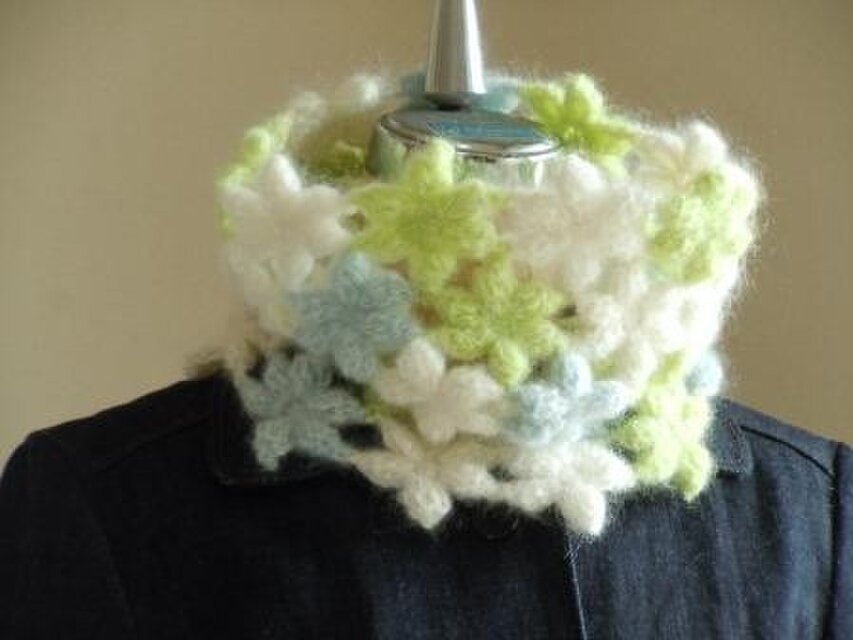 クールカラーのふわふわ花のネックウォーマー