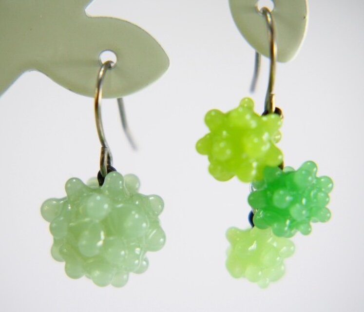 こんぺいとうアシンメトリーピアス　緑系