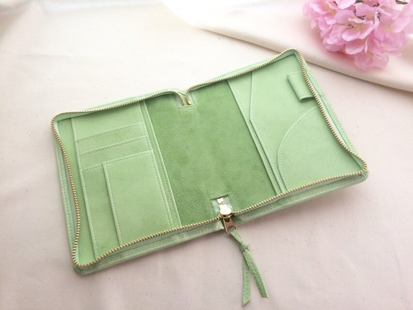 春色淡い緑色の手帳ケース文庫本サイズ