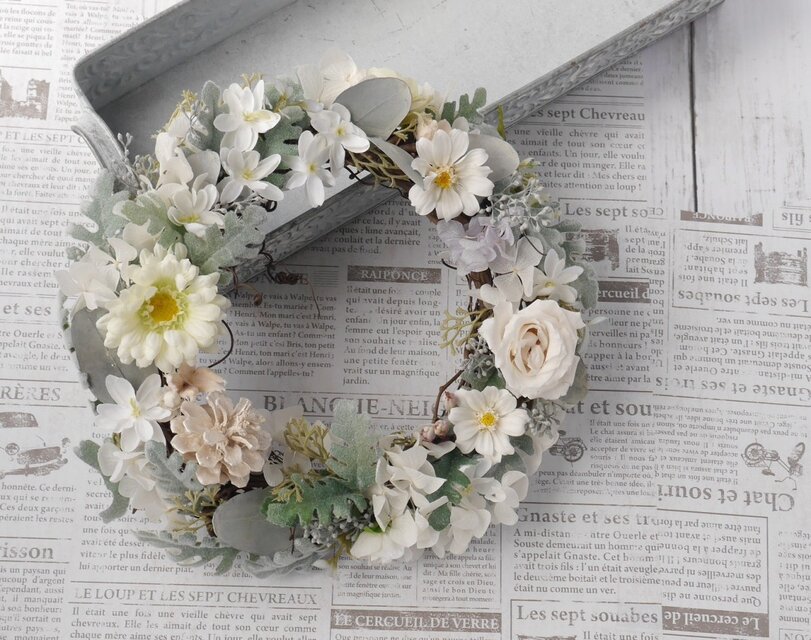 白い花々のグレイッシュリース